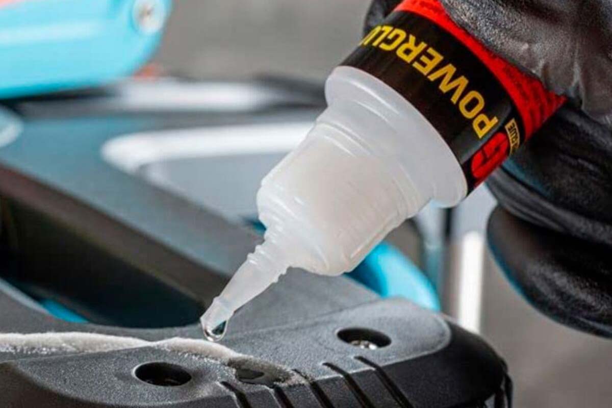 Quelle colle utiliser pour recoller le plastique de sa voiture ?